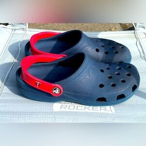 🏜️Crocs MN Twins Navy Blue w/Red Straps